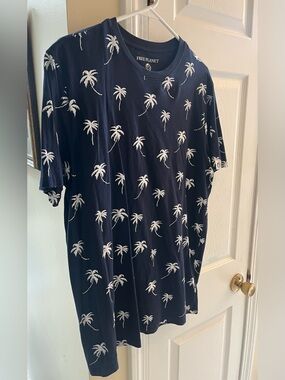 MENS size LARGE  FREE PLANET 
Navy Palm Tree Print T-Shirt
Great condition
